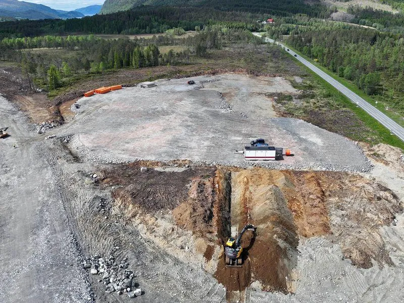Arbeidet med døgnhvileplass har fortsatt med hjelp fra Stenseth Maskin AS etter at Bertelsen og Garpestad gikk konkurs.