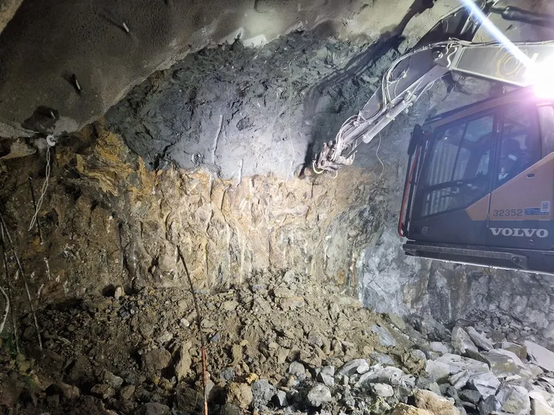 Hardt og tørt, men ikke fjell: 600 meter inn i Bergåstunnelen har tunneldriverne sprengt seg inn i løsmasser. Foto: Statens vegvesen.
