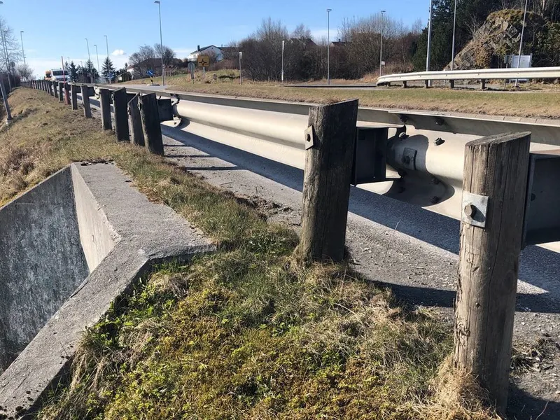 Dette rekkverket over en kulvert på E134 Avaldsnes skal skiftes. Foto: Statens vegvesen