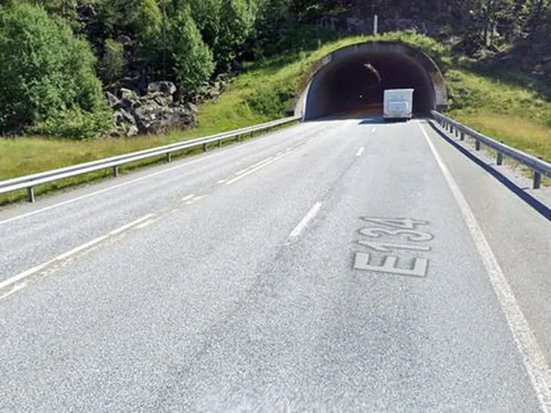 Døme på rekkverk langs E134 i Etne, her ved Rullestadtunnelen. Foto: Google maps street view