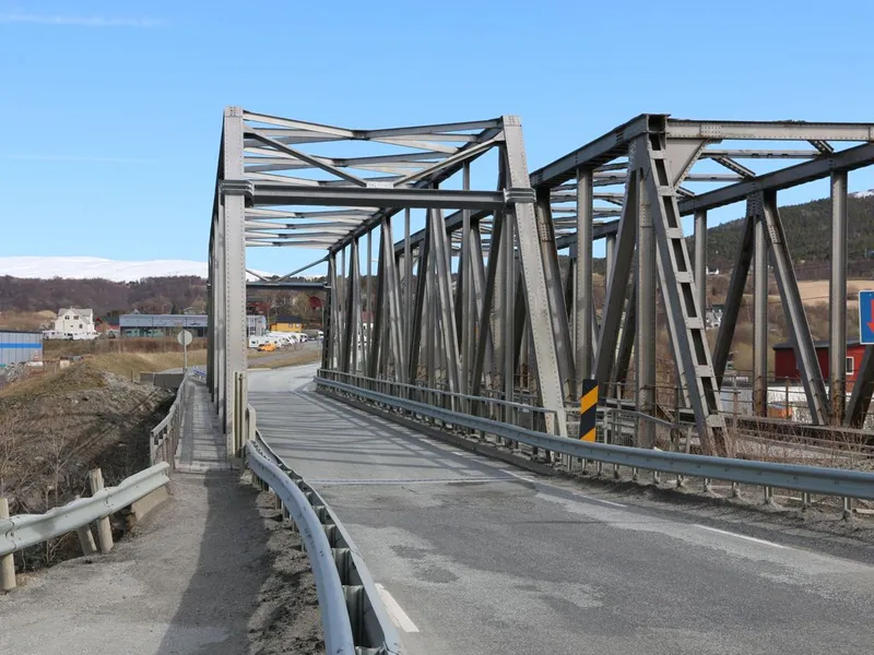 Dagens bru er på grunn av manglende bredde og høyde en flaskehals på E6. Foto: Statens vegvesen.