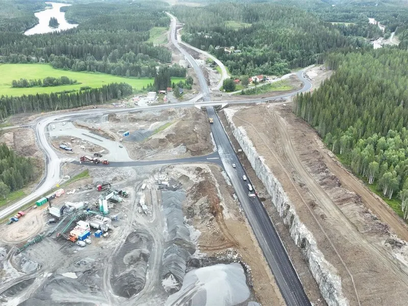 Asfalten produseres på stedet med stein som er sprengt ut av veglinja og knust asfalt (gjenbruksasfalt) som tas fra gamle E6 når denne bygges om til skogsveg. Foto: Statens vegvesen