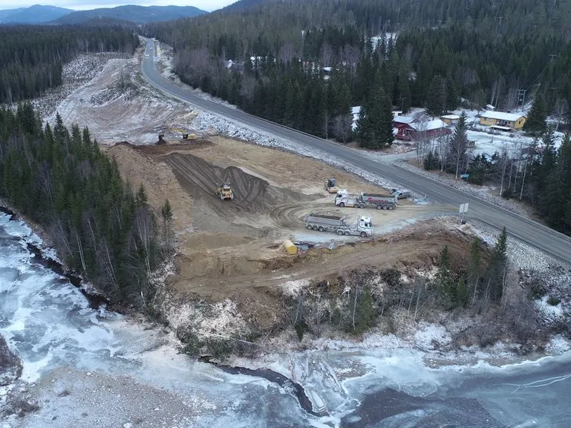 Fyllingsarbeid rett nord for ny Grøndalselv bru.(Sør i Namsskogan kommune) Foto: Statens vegvesen