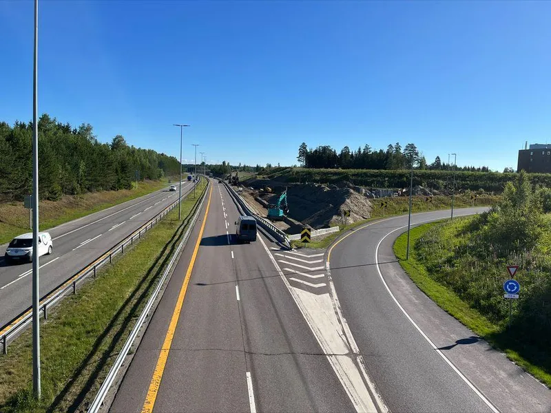 Statens vegvesen stenger E6 i nordgående kjøreretning når vi skal kople på en rampe på det nye krysset til Gardermoen Næringspark. Arbeidet starter førstkommende fredag kveld, og nordgående kjørefelt åpner igjen mandag morgen kl. 06.00.