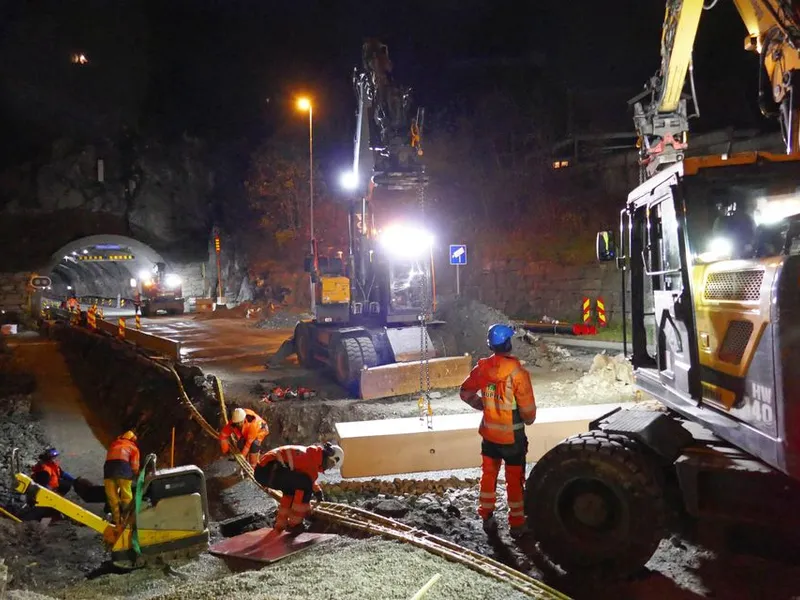 Gravemaskiner og mange arbeidere i aksjon for å få nye kabler og rør under E39.