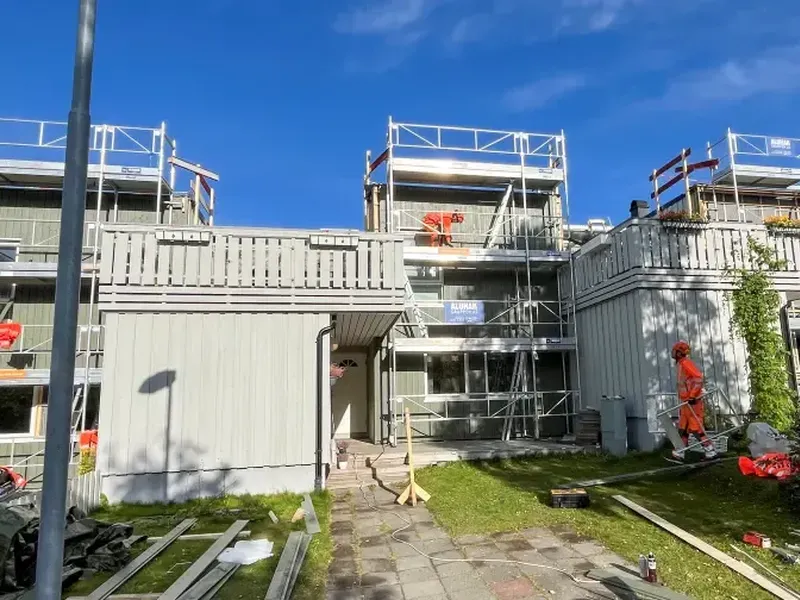 Rehabiliteringen innebærer utskifting av vinduer og montering av ny bordkledning, inkludert etterisolering av yttervegger. Foto: Peab