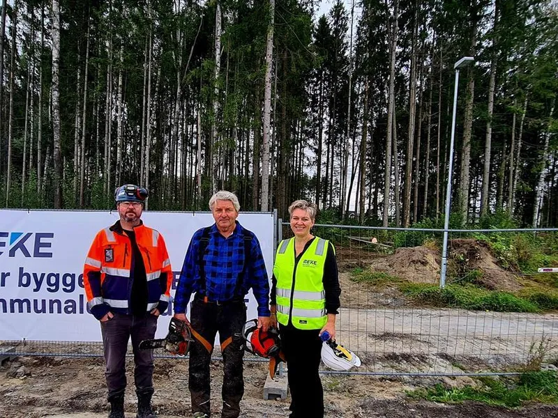 Anleggsleder i Skanska, Rune Aasen, ordfører Knut Kvale og daglig leder i ØEKE, Laila Gustavsen - Klikk for stort bilde