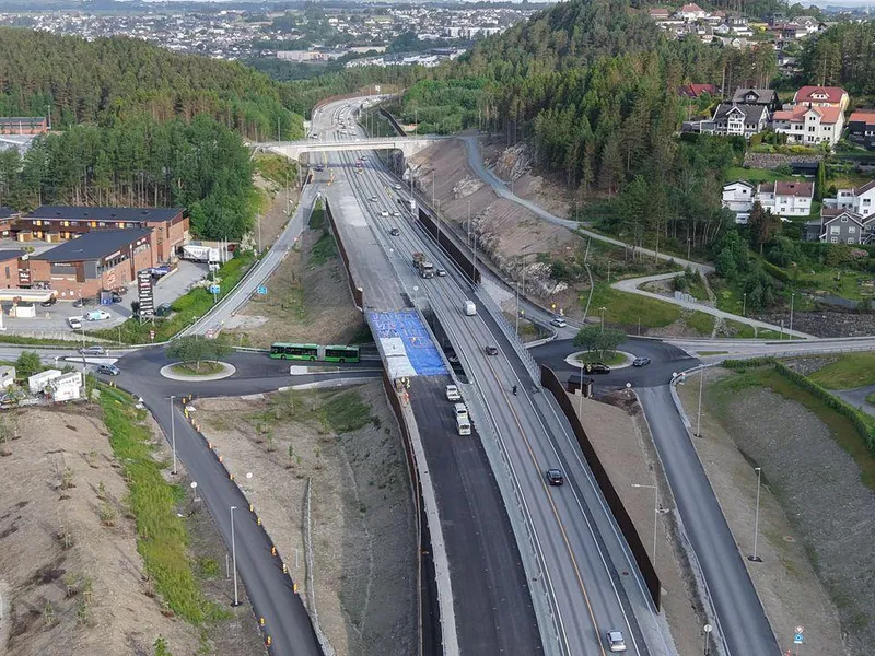 E39 Osli–Hove er bygget ut til firefeltsveg med nye kryss, bruer og lokalveger. Strekningen åpnet for trafikk i august 2026.