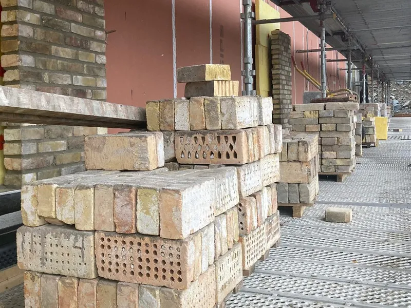 Peab har samarbeidet med firmaet Høine, som har en samarbeidspartner i Danmark som er spesialist på ombrukstegl. Selve murarbeidene ble gjennomført av Mjøndalen Mur og Puss. Foto: Høine.