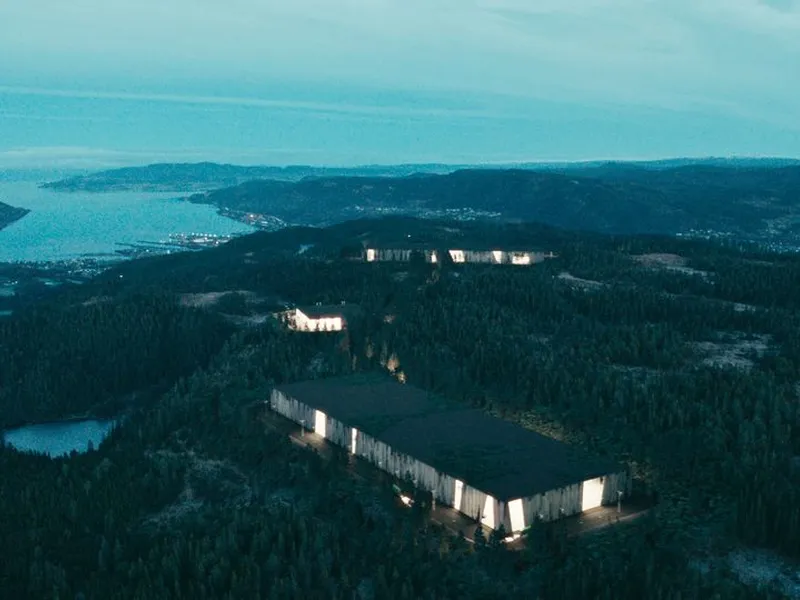 Illustrasjonen viser fabrikken i landskapet i Orkland.