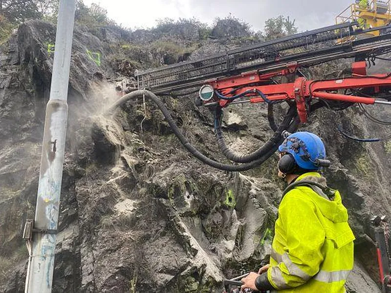 Sporveien sikrer fjellet mellom Ekebergparken og Konows gate i Gamlebyen. Foto: Sporveien