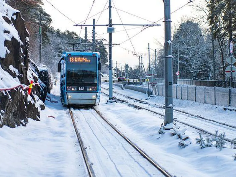 Foto av trikk på i vinterlandskap på Ekebergbanen. Foto: Sporveien