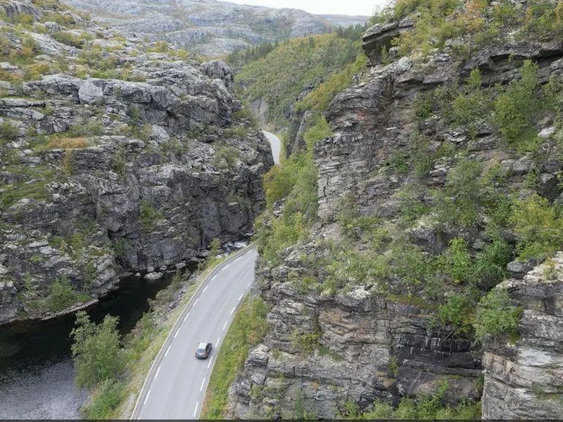 Flaskehalsen: Dagens E45 gjennom kløfta følger en naturlig elvecanyon. Den skjærer seg dypt ned i fjellet fra Finnmarksvidda mot Alta. Fjellet er dårlig og porøst. Snøskred, sørpeskred og steinras gir ofte stengt veg. Nå skal strekningen legges i tunnel.