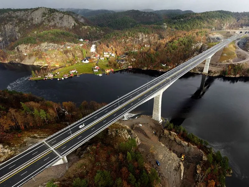 Trysfjordbrua er den største konstruksjonen i prosjekt E39 Kristiansand vest - Mandal øst, som Nye Veier satte trafikk på torsdag 24. november 2022.