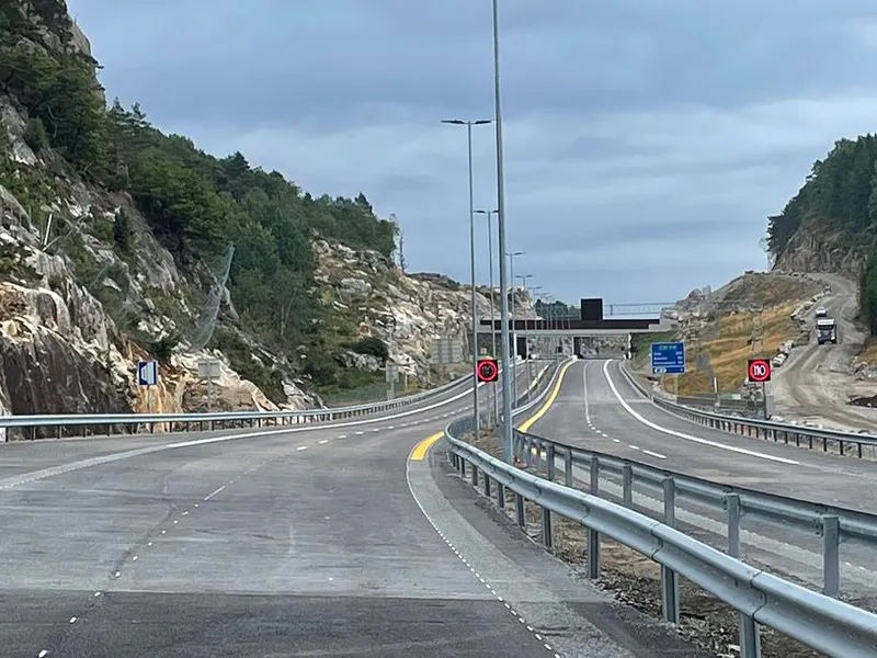 Arbeidet med ny, trafikksikker E39 fra Kristiansand vest til Mandal øst er inne i avsluttende fase. Veien åpnes for trafikk som planlagt i begynnelsen av november. Bildet er fra kommunegrensen mellom Kristiansand og Lindesnes, hvor prosjektet kobles sammen med parsellen Mandal øst - Mandal by som åpnet i desember 2021.