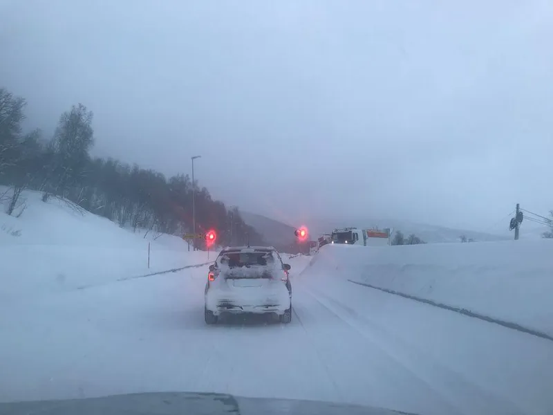 Det er ofte kolonnekjøring over Kvænangsfjellet om vinteren.