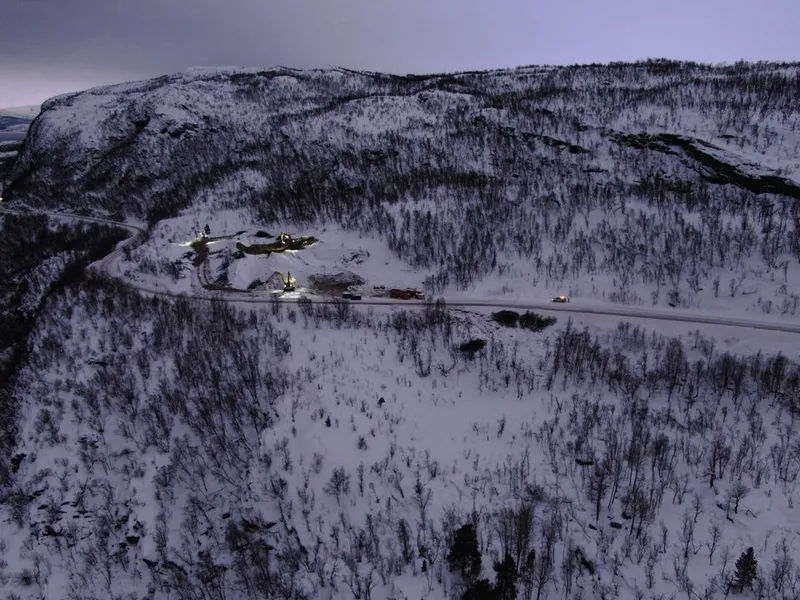 Fjellovergangen er på 25 km, og er utsatt for skredfare og drivsnø vinterstid. Ved stengning av veien er Norge i praksis delt i to, siden eneste omkjøringsrute er på 700 km via Finland. Den nye veien vil være viktig for beredskap mellom nord og sør, og dette er årsaken til at Nye Veier har prioritert prosjektet.