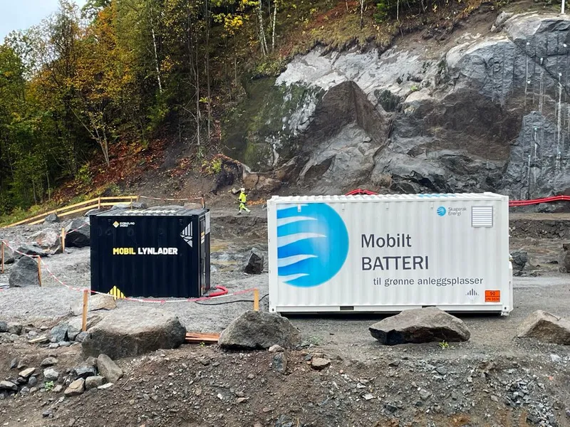 På Nye Veiers prosjekt E18 Rugtvedt-Langangen samarbeider energiselskapet Skagerak Energi og den franske totalentreprenøren Eiffage om å drifte anleggsutstyr ved hjelp av store battericontainere