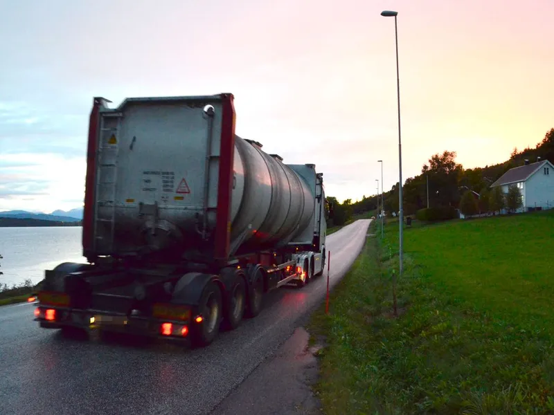 Dagens E39 Lønset-Hjelset er smal, og deler av strekningen er uten gul midtlinje. Det er ventet at det nye Sjukehuset for Nordmøre og Romsdal vil føre til en økning i trafikken på vegen, som i dag er på 5-6000 kjøretøy i døgnet (ÅDT). Ca. 14 prosent er lange kjøretøy over 5,5 meter. Foto: Statens vegvesen