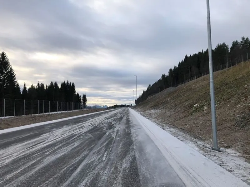 I slutten av november kunne Vegvesenet melde at nesten 60 prosent av ny E39 mellom Lønset og Hjelset er asfaltert. Byggherren måtte konstatere at det ikke ble veiåpning 1. desember som planalgt. Nå er sluttfristen satt til 5. juli. Foto: Statens vegvesen.