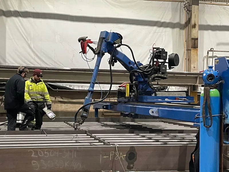 Her blir ståldekket til Elverhøybrua sveiset av roboter hos Prodtex AS i Vanylven på Sunnmøre. Foto: Prodtex AS.