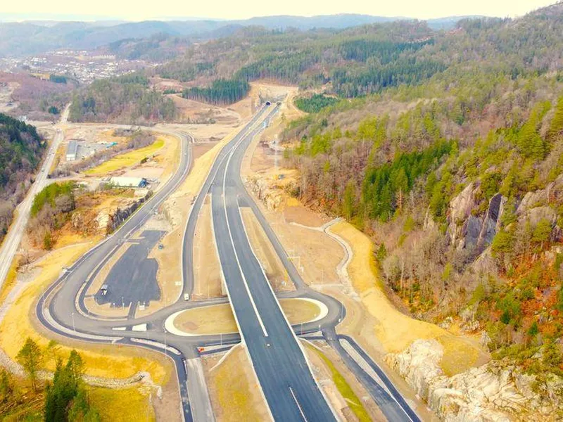 Mandag 2. juni kan veifarende ta i bruk nesten ti kilometer med ny, trafikksikker E39 gjennom Lyngdal. Oversiktsbilde fra Herdal.
