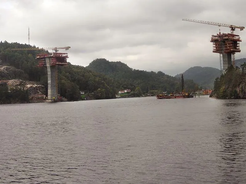 Bygging av den 534 meter lange Trysfjordbroa er i full produksjon. Konstruksjonen skal bære firefelts motorvei og har en seilingshøyde på 60 meter. Det er Kristiansand-baserte Kruse-Smith AS som utfører arbeidet. De er underentreprenør hos  totalentreprenør AF Gruppen AS.