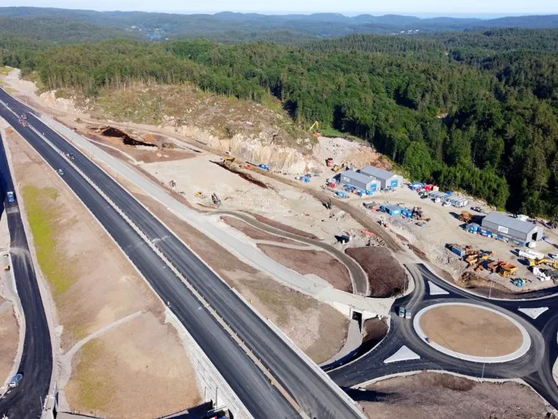 Arbeidet med ny trafikksikker E39I forbindelse med  Mandal øst - Mandal by pågår for fullt. I Mandalskrysset etableres blant annet veiserviceanlegg med høy kvalitet, betydelig ladekapasitet og park and ride anlegg med 200 plasser. Veiserviceanlegget med blant annet Macdonald`s og Esso energistasjoner etablerer seg på riggområdet til høyre i bildet. Mandalskrysset ligger i Lindesnes kommune, og har avkjøring til ny tilførselsvei til sentrumsnært Mandal.