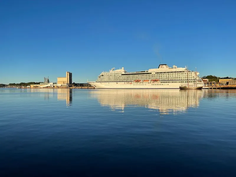 UTSLIPPSFRIE CRUISESKIP: Innen 2025 skal det etableres landstrømanlegg for cruiseskip på Revierkaia. Foto: Oslo Havn.