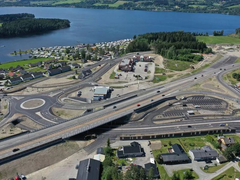 Peab Anlegg har levert ca. 1100 meter firefelts motorvei, alle ramper og tilkomster til og fra E6, ca. 70 meter motorveibru over Storgata, to rundkjøringer, ny parkering for pendlere, busstopp, gang- og sykkelveier og omfattende omlegginger av en mengde rør og kabler. (Foto: Peab Anlegg).