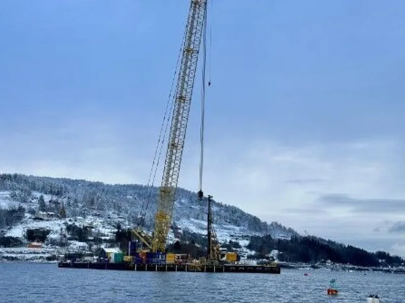Nye Veier har brukt rundt 100 millioner kroner på omfattende grunnundersøkelser og prøvepelinger i Mjøsa. Selskapet mener de nå har mer kunnskap og bedre kontroll over risikoene i prosjektet.. Foto: COWI.