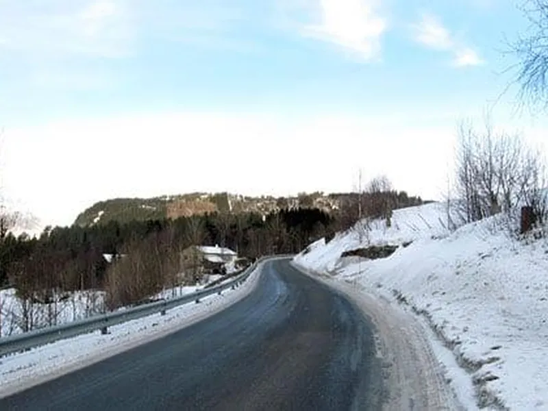 E39 som vinterveg opp bakkane frå Sande til Myrmel.