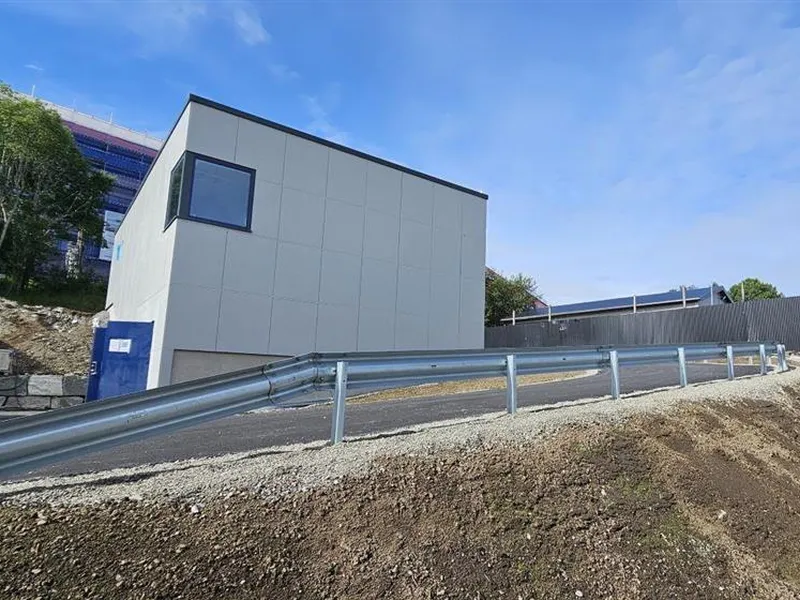 hus med nylagt jord og asfalt rundt - Klikk for stort bilete