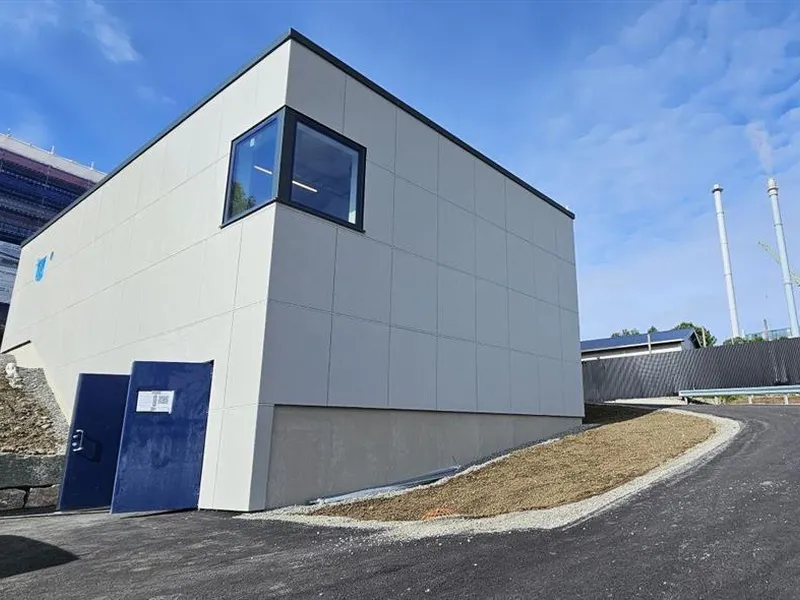 hus med nylagt jord og asfalt rundt - Klikk for stort bilete