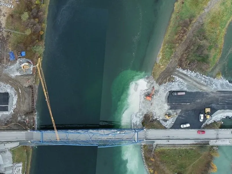 Dronefoto av anleggsområdet for ny bru på E6 på Storslett i Nordreisa sett ovenfra.