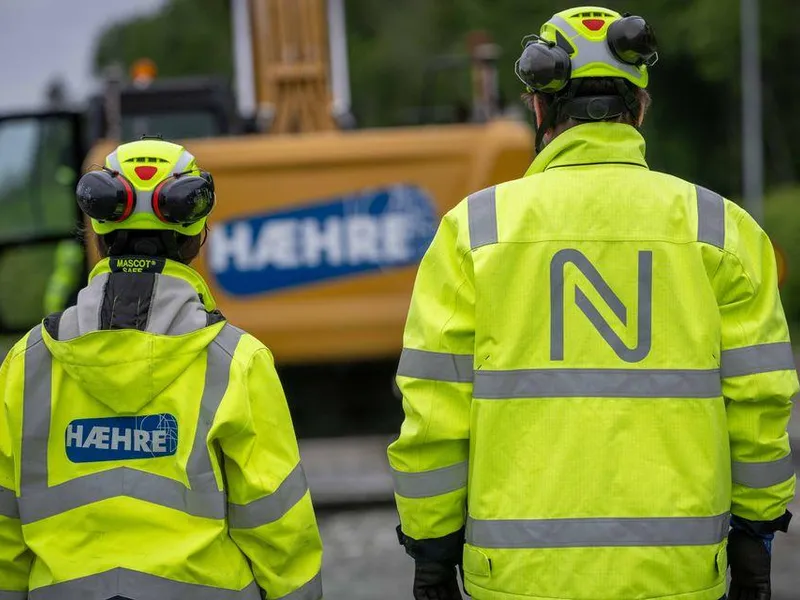 To%20personer%20i%20gule%20arbeidsjakker%20med%20logoene%20til%20H%E6hre%20og%20Nye%20Veier%2C%20foran%20en%20anleggsmaskin.