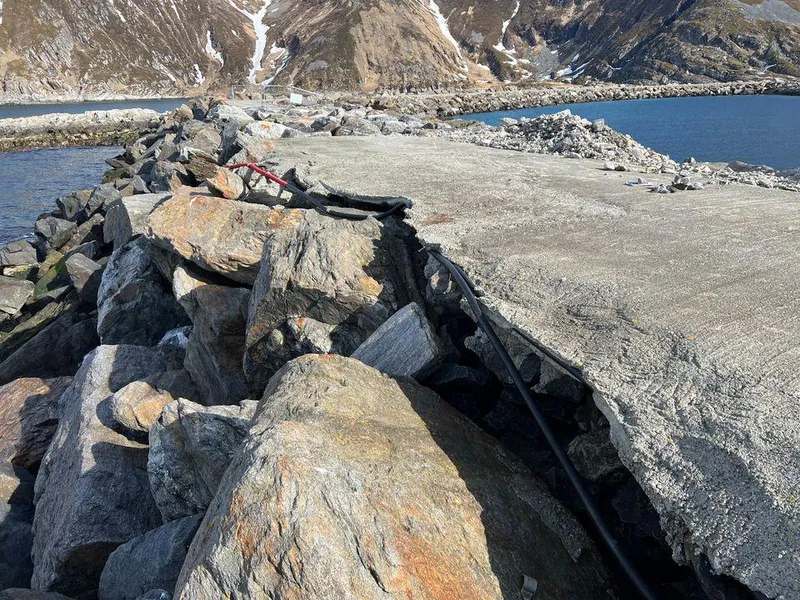 Skader i molodekket dokumentert under befaring våren 2025.