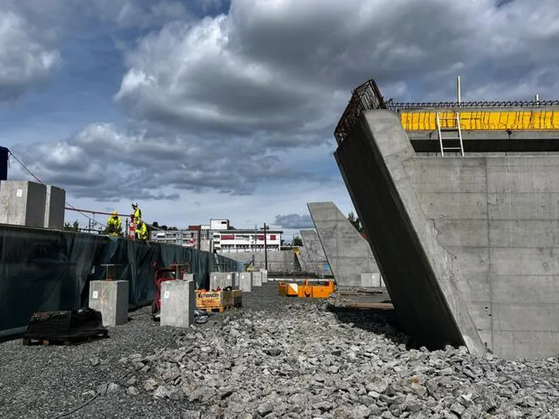 Brupilarene er ferdig støpt og klare for montering av brua i løpet av høsten.