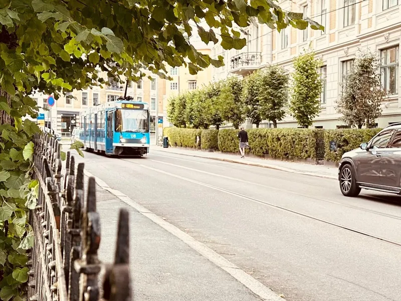 SL79-trikk ved holdeplass, Riddervolds plass. Fra 2027 vil trikker fra Sporveiens nye SL18-flåte trafikkere over Briskeby. Foto: Sporveien..