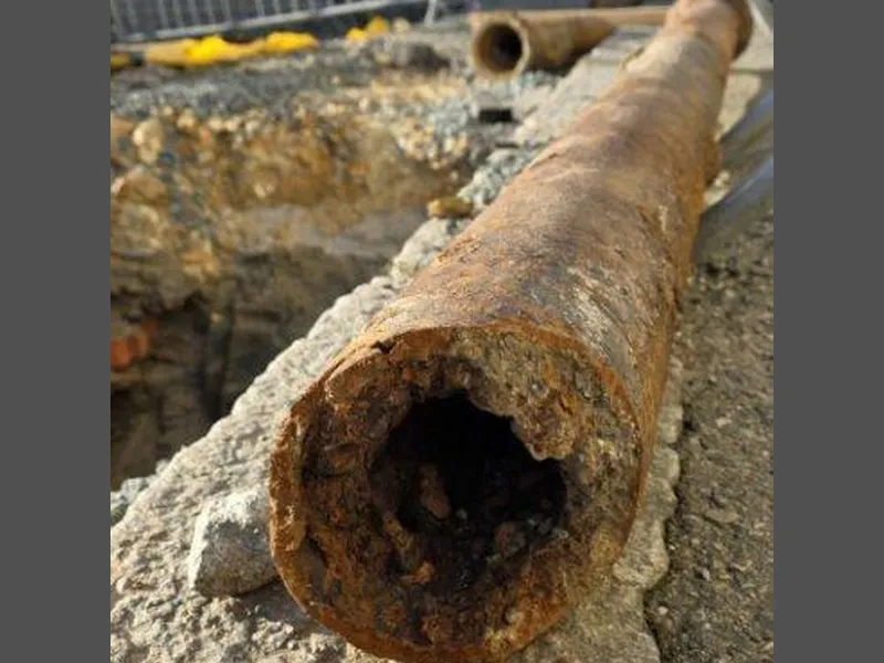 Gammelt vannrør tatt opp fra bakken. - Klikk for stort bilde