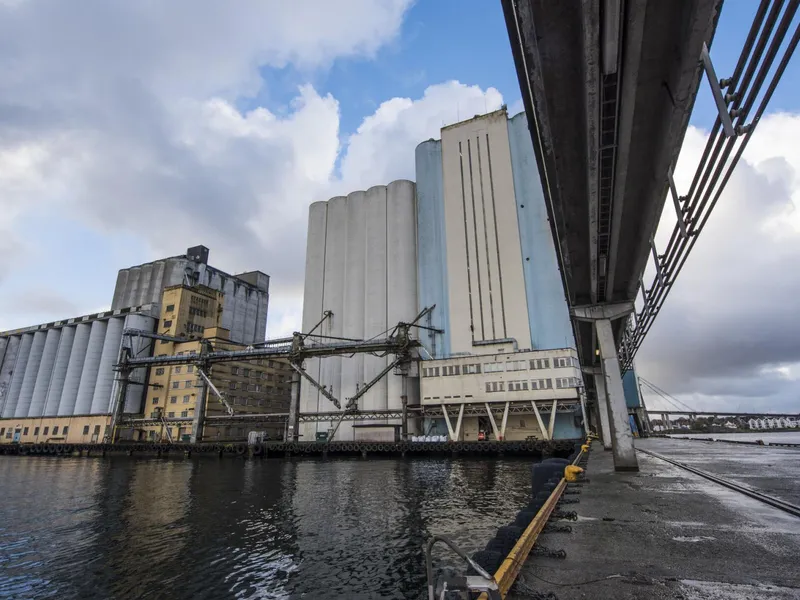 Stavanger havnesilo var tidligere statlig beredskapslager for matkorn, men er i dag eid av Felleskjøpet Agri. Anlegget brukes i dag som kommersielt lager i bondesamvirkets egen varestrøm. Foto: Felleskjøpet.