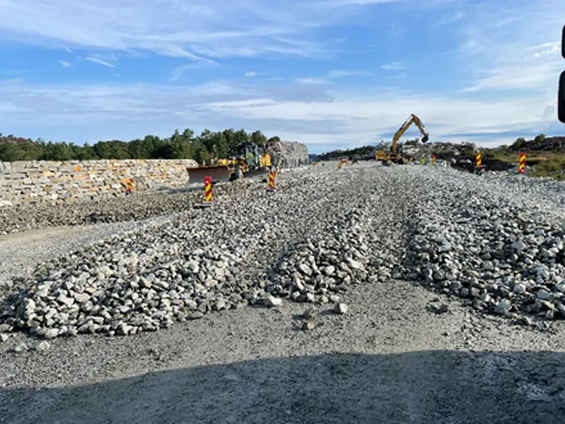 Bildet viser siste klargjering før asfaltering frå kryss med eksisterande E39 og inn mot tunnelopninga.  - Klikk for stort bilete