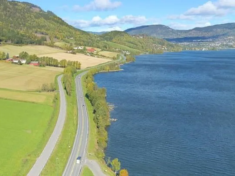 Fra eksisterende E6 langs Mjøsa på strekningen Roterud - Storhove. (Foto: Nordic Skytech)