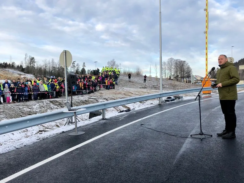 Statsråd Jon Georg Dale åpnet ny E18 Rugtvedt-Dørdal i dag.