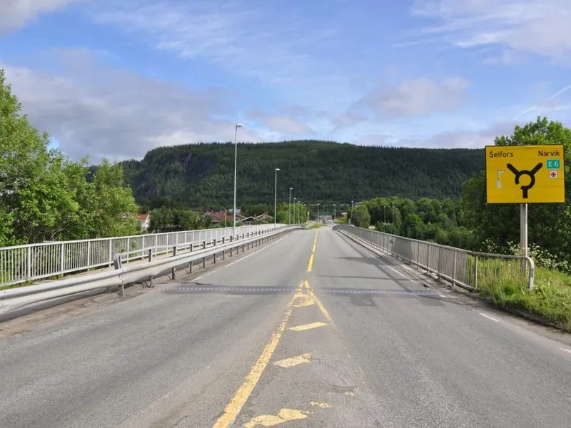 Selfors bru i Rana blir enveiskjørt en måned fremover. Trafikken sørover må følge merket omkjøring.  Foto: Statens vegvesen.