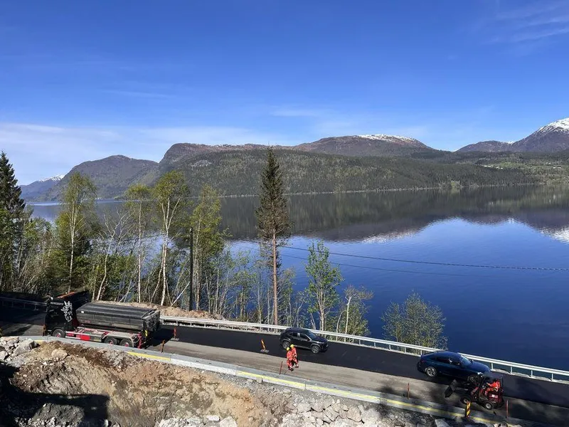 Her bygger Statens vegvesen bru ved E39 Skredestranda. Her ser ein og omkøyringsvegen. Foto: Statens vegvesen