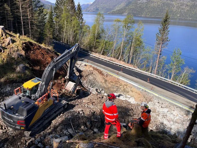 Her bygger Statens vegvesen bru ved E39 Skredestranda. Her ser ein og omkøyringsvegen. Foto: Statens vegvesen