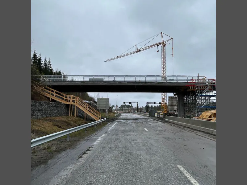 Bilde av a nordgående løp. Heisekran i bakgrunnen.