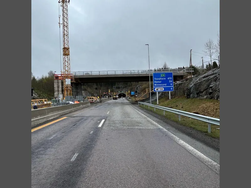 Bilde av brua og byggeplassen sett fra E6. Heisekran i bakgrunnen