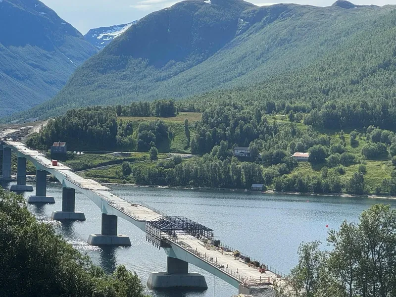 Metrostav Norge AS har helt siden oppstarten hatt ansvaret for byggingen av Ramfjordbrua og øvrige konstruksjoner i prosjektet. Foto: Statens vegvesen.